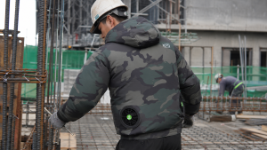Thợ xây sử dụng áo điều hòa Kito tại công trình xây dựng