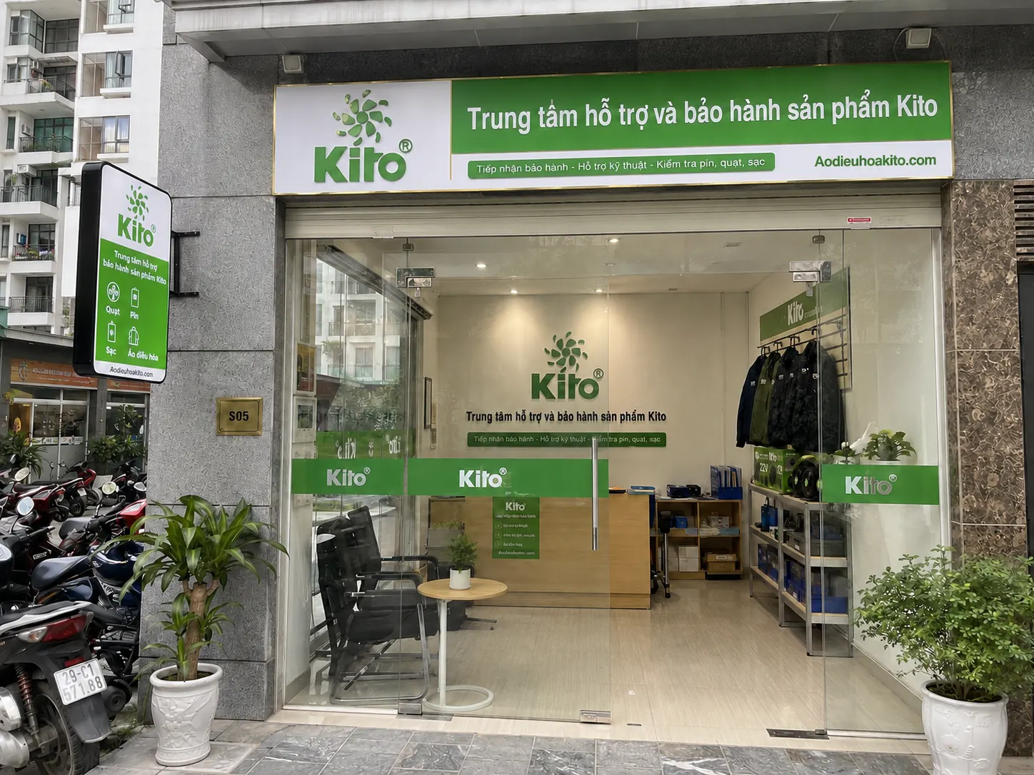 Mặt trước showroom KITO và khu vực hỗ trợ khách hàng